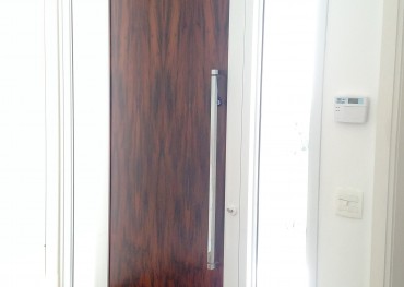 Porta pivotante com placa central em madeira